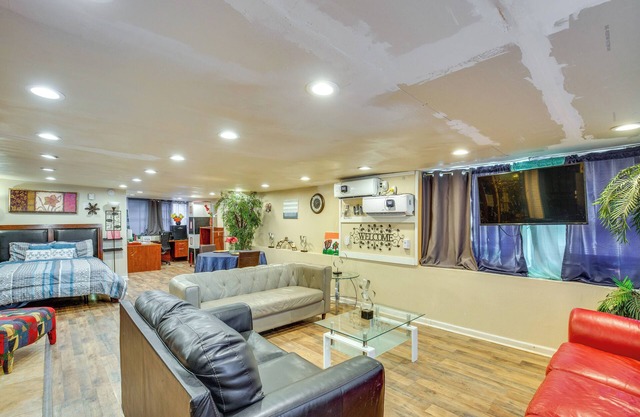 Dallas Studio w/ Home Office - 4 Mi to Fair Park!