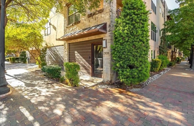 Dallas Townhouse with rooftop
