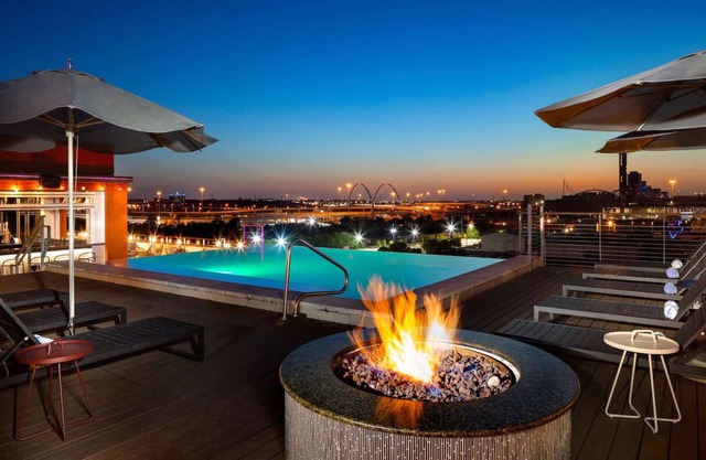 Dallas Urban Retreat: Stylish Flats for Art Lovers! Rooftop Edge Pool
