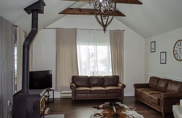 Dalrymple Blue- 3Br, Waterfront Cottage