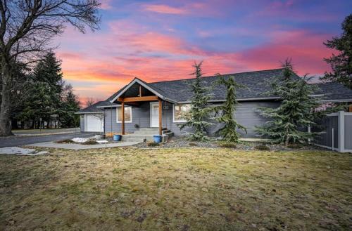 Dalton Garden Escape - 8 minutes from Hayden Lake