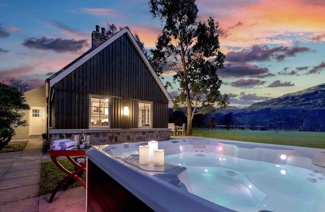 Dalveich Cottage w/hot tub & stunning views