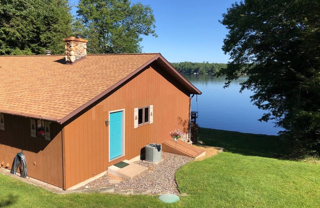 Dam Lake Home ~ Steps from the waters edge on the Sugar Camp Chain