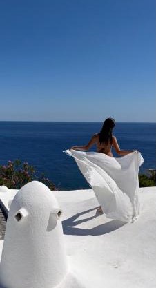 Dammuso dei Turchi by the ocean
