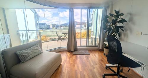 Dana-Central Apartment with Mount Ainslie Views