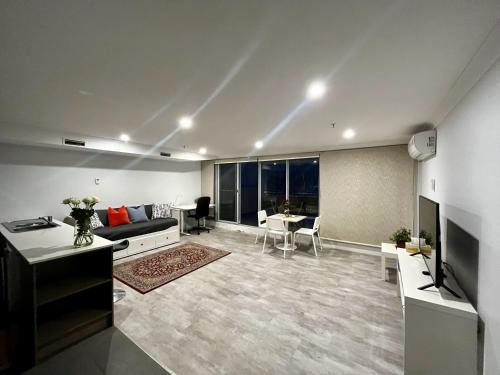 Dana-Cozy Apartment with Shared Entry in the City