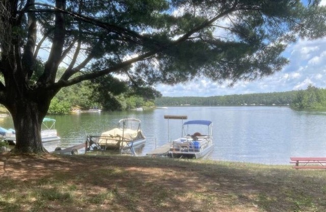 DANBURY 3 BEDROOM LAKEFRONT CABIN