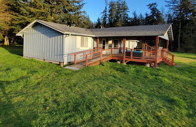 Dancing Deer Farm - 3 bed, 2 bath dog friendly home with hot tub!