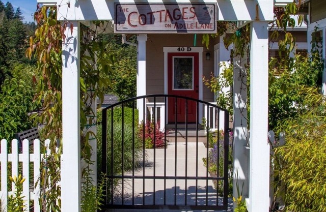 Dandelion Cottage in the heart of Eastsound