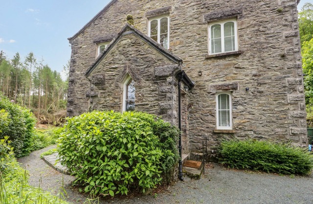 DANES COURT, family friendly, with open fire in Grange-Over-Sands
