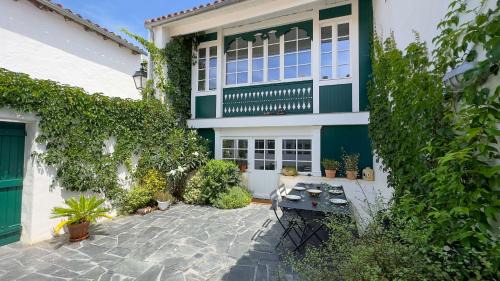 Dans le centre du village, bordée par une petite venelle typiquement rétaise, maison de village entièrement rénovée en 2