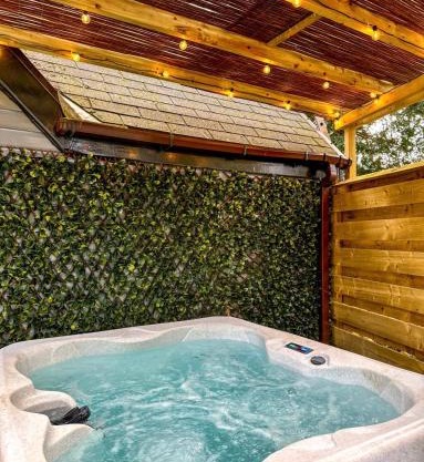 Danu 1A -Hot Tub-Perth-Pet Friendly-Luxury-Romantic