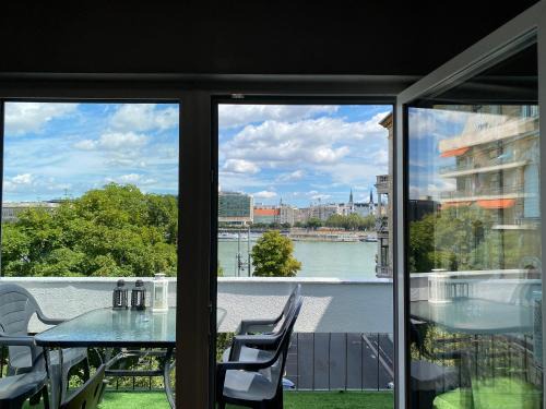 Danube view Artapartment with balcony