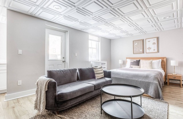 Dapper Back Bay Studio, Steps from Newbury St. w/ patio by Blueground