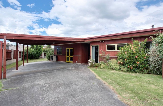 DARCY DELIGHT - TARADALE HOLIDAY HOME, family friendly in Taradale