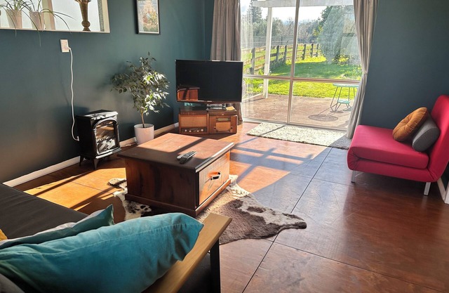 Dark Sky Cottage is on the edge of Greytown with a country outlook