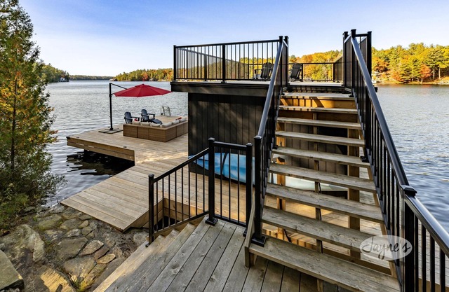 Darling 3 bed 2 bath cottage on Lake Joseph with Bunkie! NW Exposure! Boathouse