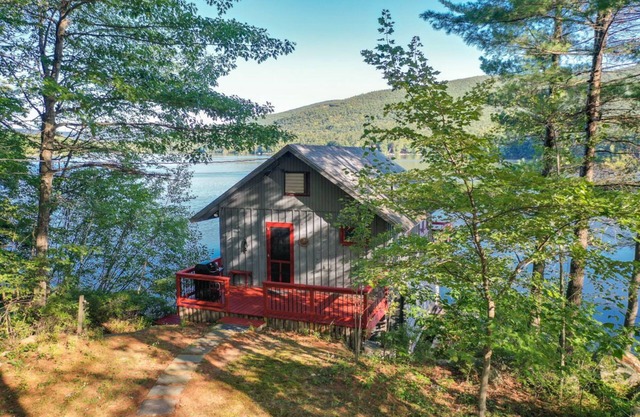 El lindo boathouse te permite dormir justo en el agua, lo que lo convierte en el refugio romántico perfecto