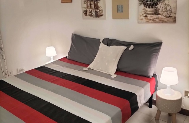 Apartamento de 2 dormitorios con jardín a 10 minutos de la playa.