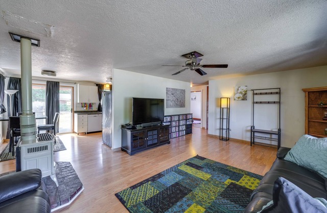 Darrington Rental w/ Private Yard & Mountain Views