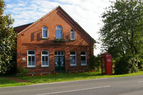 Das Haus mit der roten Telefonzelle