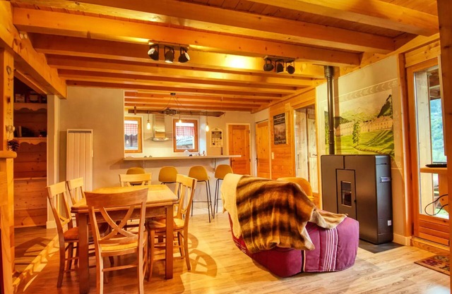 Das Hotel liegt im Herzen des Dorfes Morillon