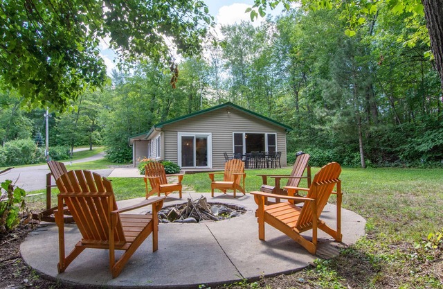 Dates in July Open! Cabin on the Lake, Dock, Arcade, Kid & Dog Friendly