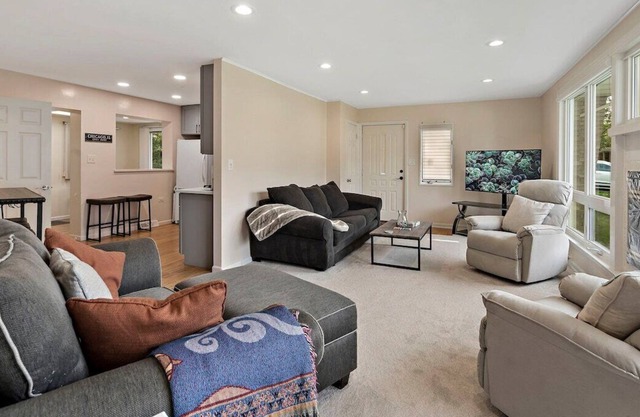 David’s Vacation Escapes Suburban Oasis Home Sleeps 10