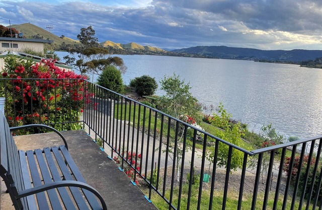 Dawn Cove - Waterfront Bonnie Doon