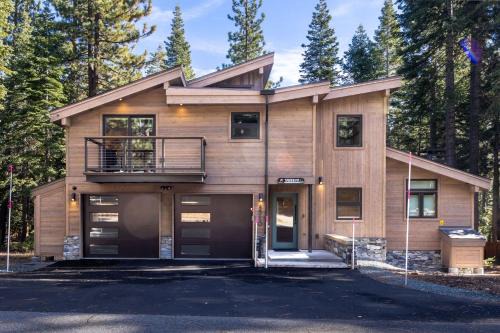 Daybreak Retreat at Carnelian Bay by Tahoe Getaways - Newly Remodeled 4BR w Private Hot Tub