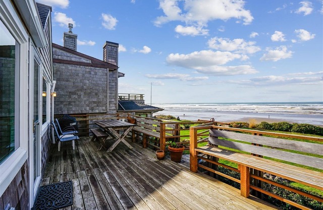 Daydreamer - Beachfront! - Beachcomber Vacation Homes