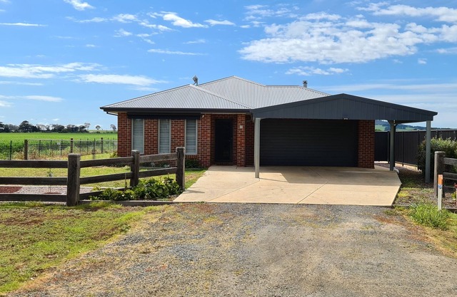Daylesford Smeaton Modern Country House is perfect for a familiy or small group