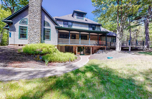 Daylight basement apartment with firepit, grill, & washer/dryer - dog-friendly