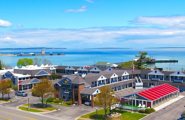 Days Inn by Wyndham Mackinaw City - Lakeview