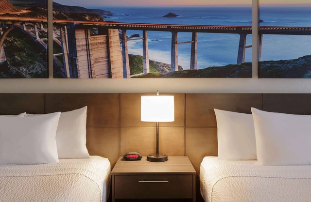 Days Inn & Suites by Wyndham Anaheim At Disneyland Park