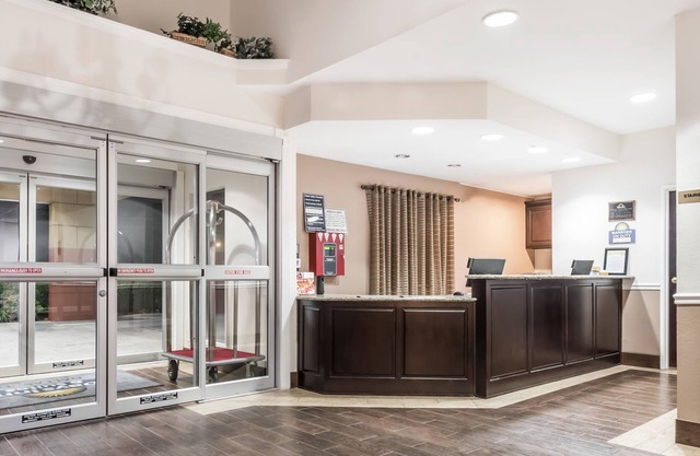 Days Inn & Suites by Wyndham Dallas