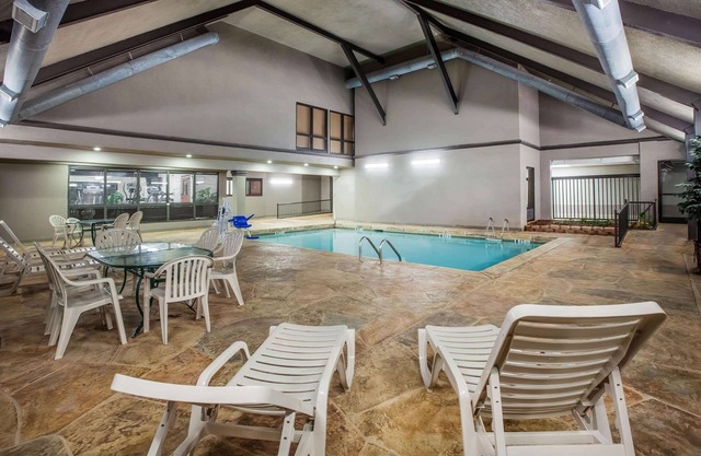 Days Inn & Suites by Wyndham Tyler