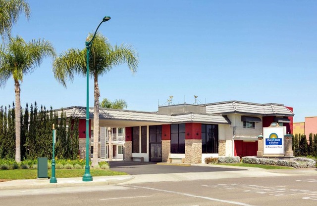 Days Inn & Suites by Wyndham Anaheim At Disneyland Park