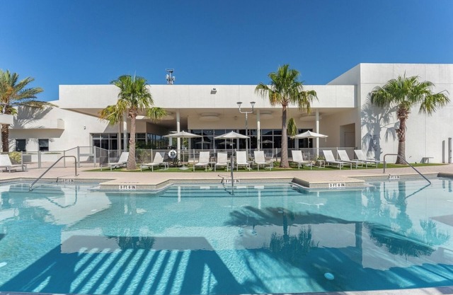 Daytona 2BR w/Parking – Family and Pet Friendly