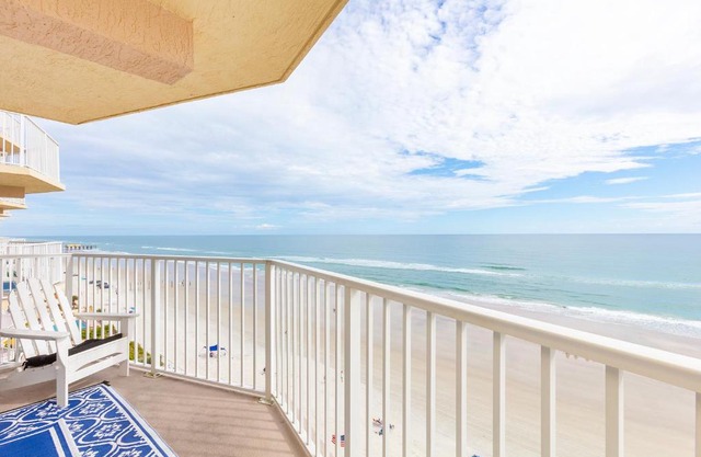 Daytona Beach Shores Ocean Front Balcony 2Beds 2BA King STE and 2Queens - Shores Club 805
