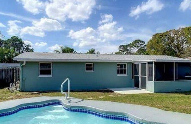 Daytona Beach Paradise - 3 BR with Pool, Close to Daytona Speedway and Shopping