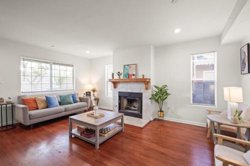 Dazzling 4BR Near Amazon Studios Venice Beach