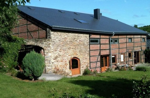Acogedora casa de vacaciones en Redu con jardín privado