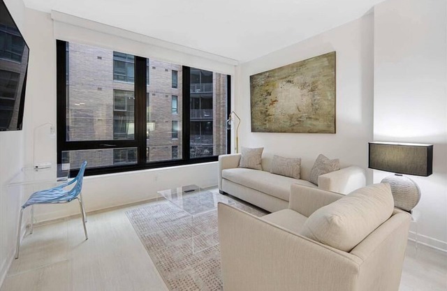 Luxurious Getaway | Private Gym & Full Kitchen | near Metro Red Line