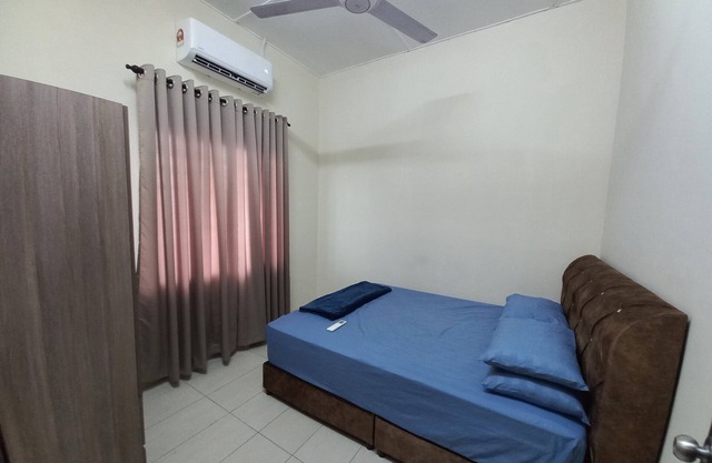 DC GARDEN HOMESTAY 2-bedroom house with AC, WiFi in Shah Alam