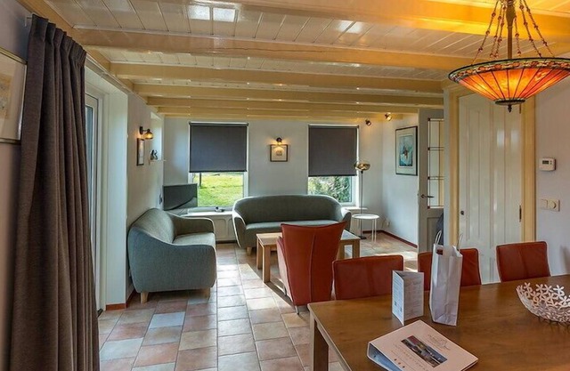 De Florijn is a detached thatched farmhouse. The front building used to be the apartment de