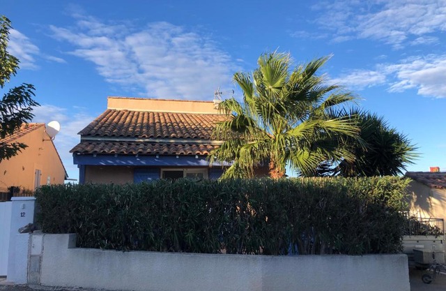 De la Clape à la mer mon petit pavillon labellisé - f2- piscine commune - wifi gratuit- parking privé - arrivee autonome - 800 m plage - grande terrasse abritée vent -