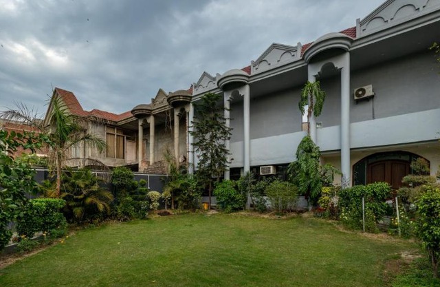 De Manora Homes - Unpretentious hotel with a garden , posh area Ranjit Avenue