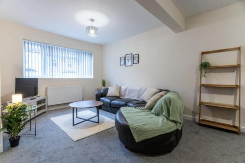 Deacon Street-3 Bedroom, Sleeps 7, Long Stay Disc, Parking
