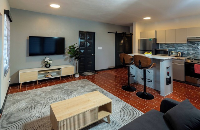 Deany's UpTop Luxury Suite